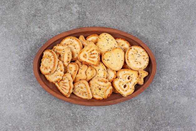 Varias galletas en forma de placa de madera