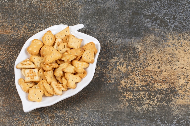 Varias galletas saladas en forma de placa en forma de hoja.