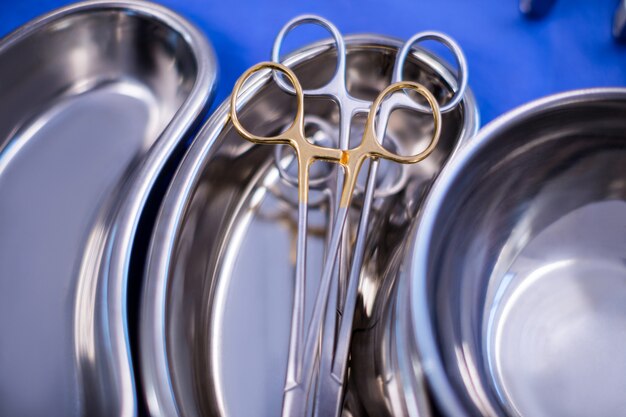 Varias herramientas quirúrgicas mantenidas sobre una mesa en quirófano