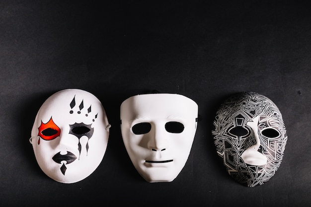 Foto gratuita varias máscaras para halloween