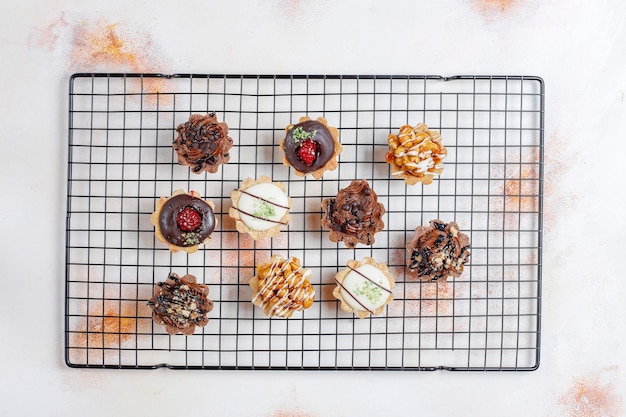 Foto gratuita varias mini tartaletas caseras con nueces y crema de chocolate.