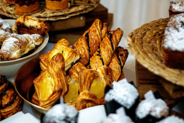 Varias panaderias con relleno de mermelada