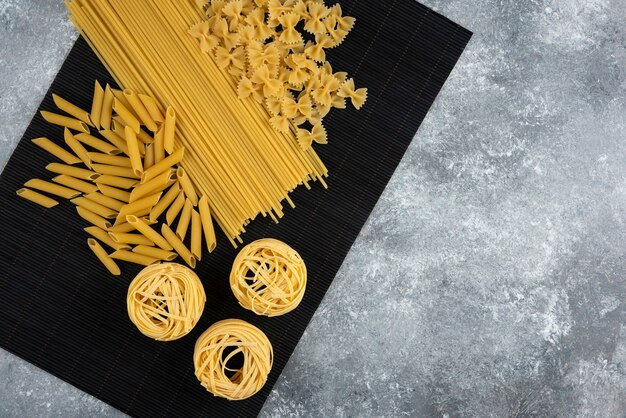 Varias pastas secas en hoja de bambú negro.