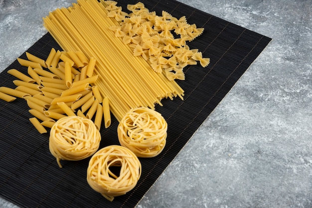 Varias pastas secas en hoja de bambú negro.