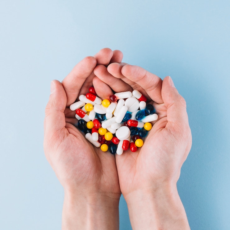 Foto gratuito varias pastillas en mano