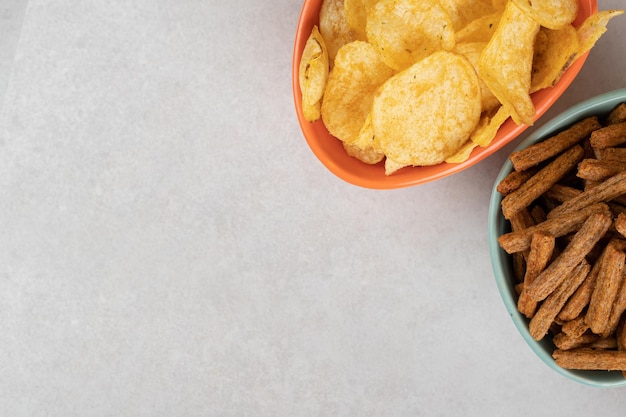 Foto gratuita varias patatas fritas y galletas en coloridos tazones