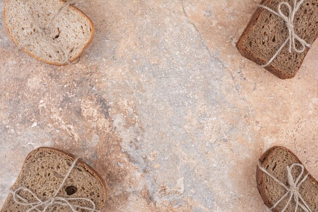 Varias pilas de pan de centeno sobre fondo de mármol