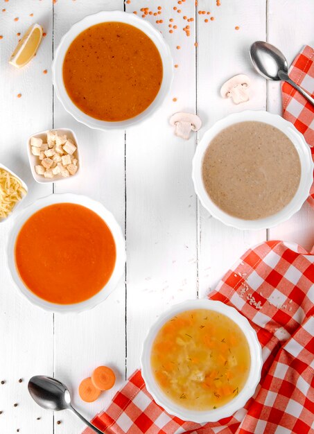 Varias sopas con champiñones tomate y lentejas