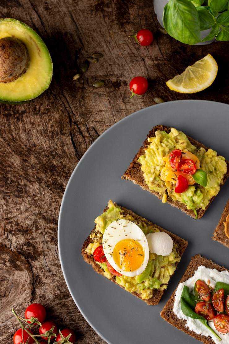 Foto gratuito varias tostadas con crema vegetal en mesa de madera