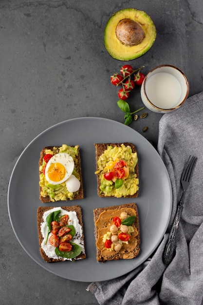 Foto gratuita varias tostadas con crema de verduras en la placa