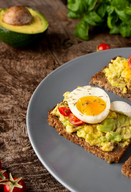 Varias tostadas con crema de verduras vista alta