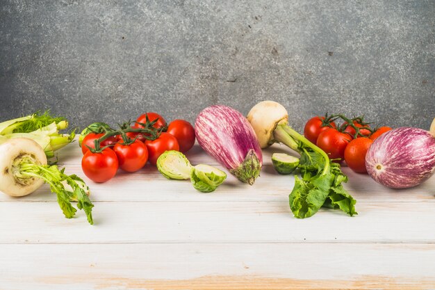 Varias verduras frescas dispuestas en tablero de madera