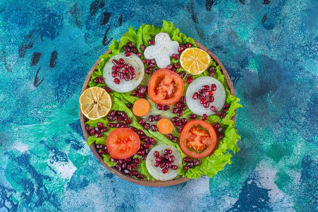 Varias verduras frescas en rodajas en una placa de madera