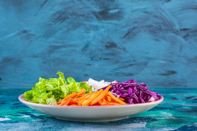 Foto gratuita varias verduras picadas en un plato