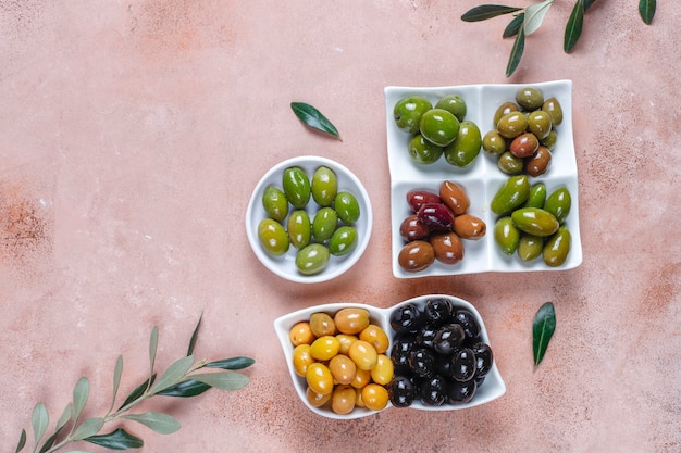 Variedad de aceitunas enteras verdes y negras.