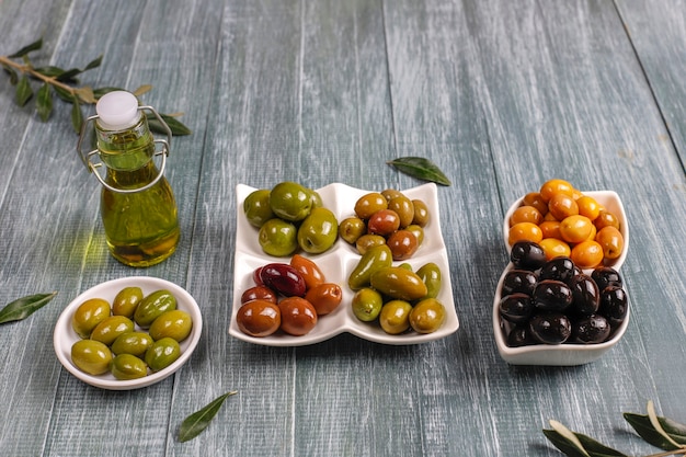 Variedad de aceitunas enteras verdes y negras.