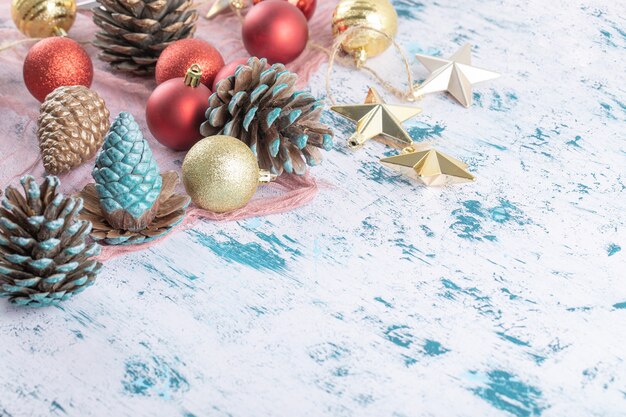 Variedad de adornos para árboles de Navidad en un trozo de arpillera en la textura azul