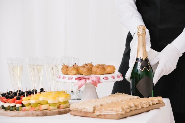 Variedad de aperitivos y bebidas en una mesa.