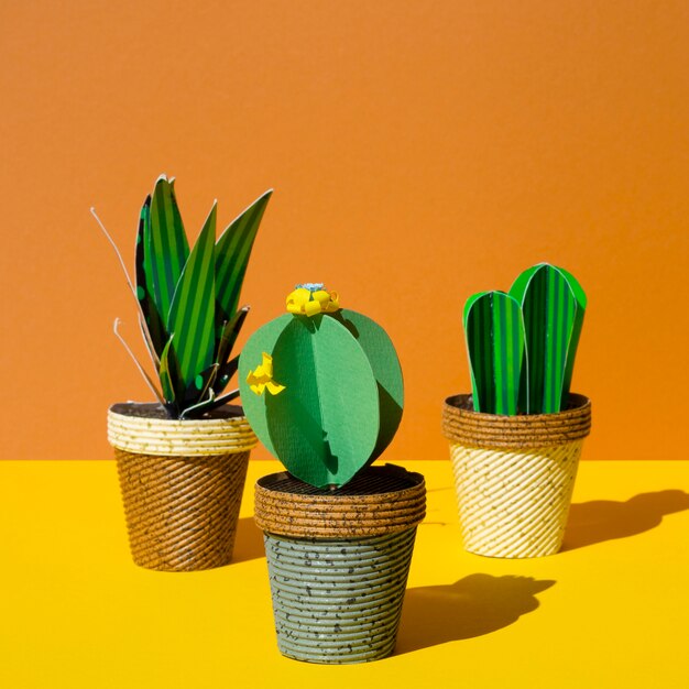 Variedad de cactus de papel origami en macetas