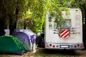 Foto gratuita variedad de carpas y camionetas para acampar