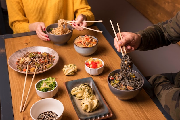 Foto gratuita variedad de comida asiática en la mesa