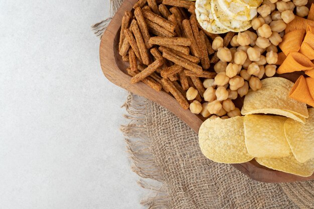 Variedad de deliciosos bocadillos en tablero de madera