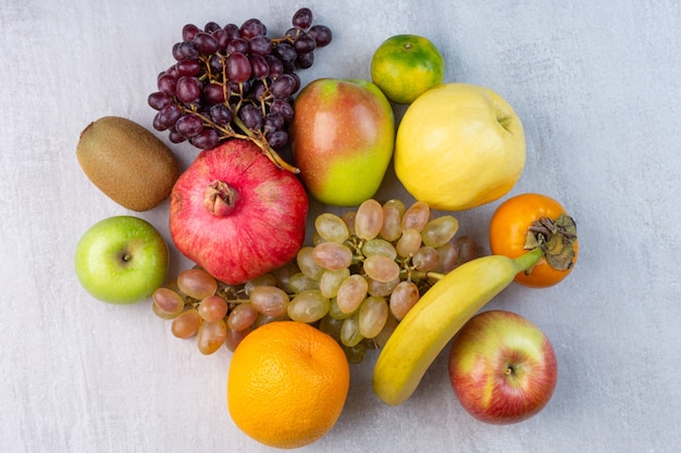 Variedad de frutas, sobre el mármol.