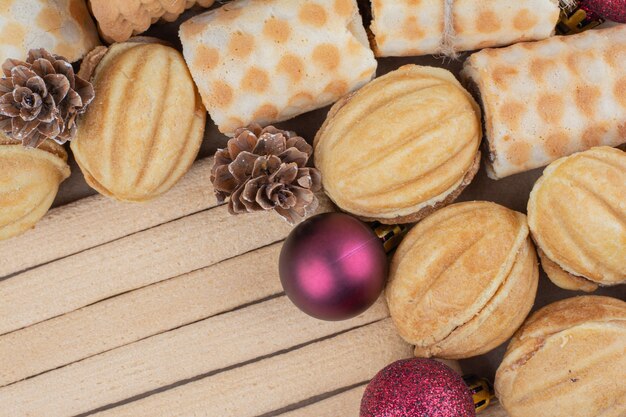 Variedad de galletas y adornos navideños en vista cercana.