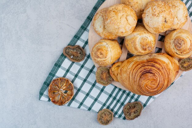 Variedad de galletas dulces en pieza de madera con frutos secos. Foto de alta calidad