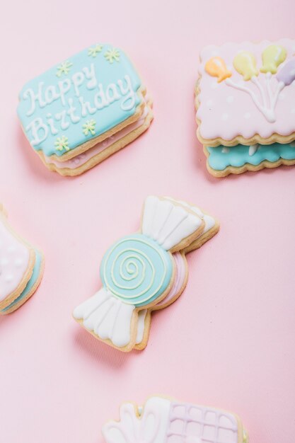 Variedad de galletas frescas sobre fondo rosa