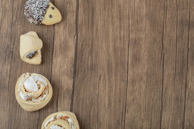 Variedad de galletas de pie sobre madera.