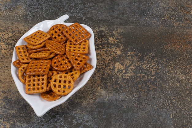 Foto gratuita variedad de galletas saladas en placa en forma de hoja.