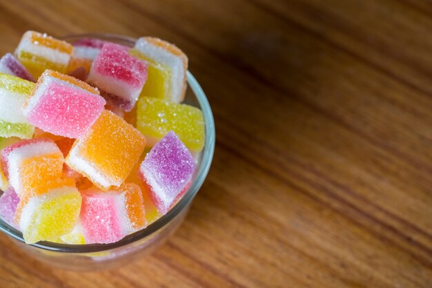 Variedad de gelly y dulces en un fondo de madera