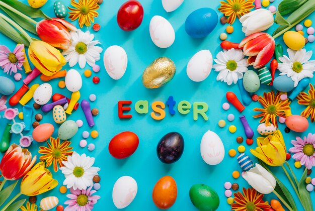 Variedad de huevos y flores para Pascua