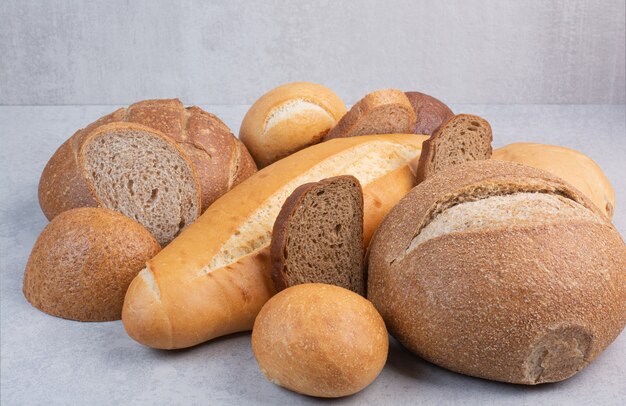 Variedad de pan crujiente sobre la superficie de piedra