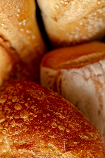 Variedad de primer plano de pan horneado