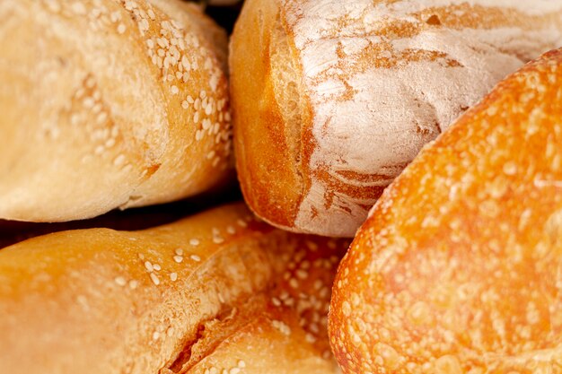 Variedad de primer plano de pan horneado