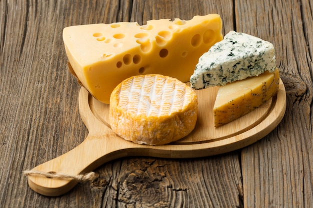 Variedad de primer plano de queso gourmet listo para ser servido