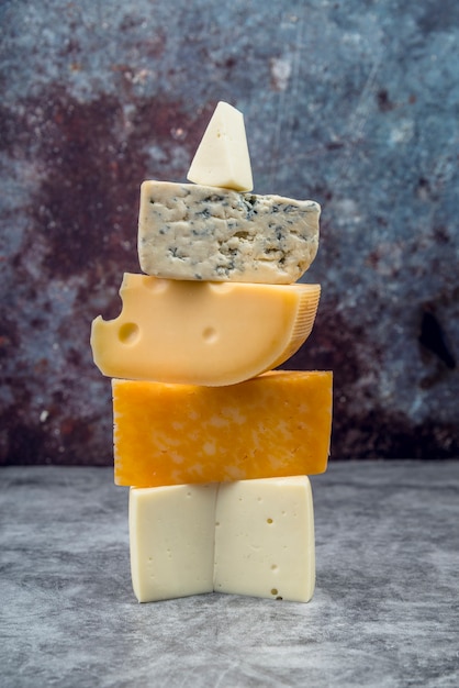 Variedad de primer plano de quesos orgánicos uno encima del otro