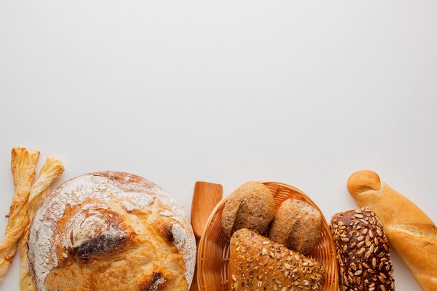 Variedad de productos de pan y repostería.