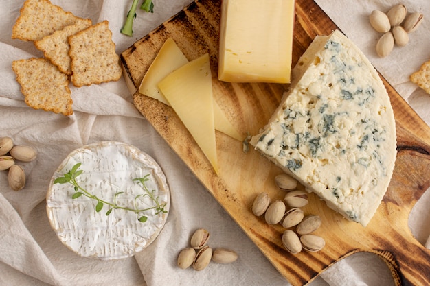 Variedad de quesos y aperitivos en una mesa