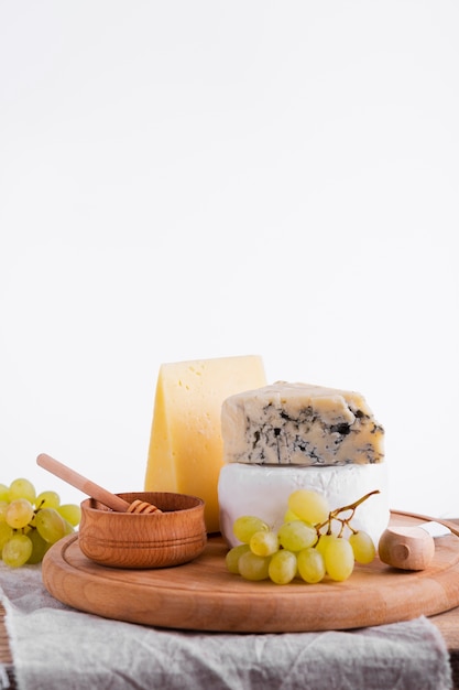 Variedad de quesos y snacks en una mesa.