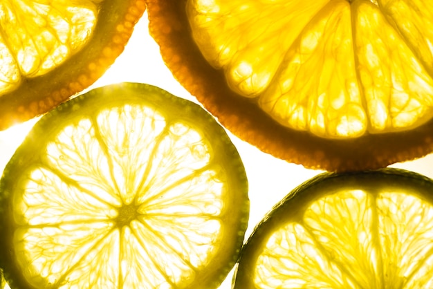 Foto gratuita variedad de rodajas de limón agridulce