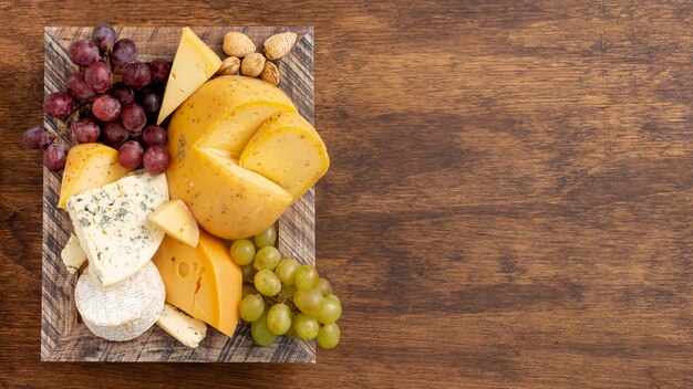 Variedad de sabrosos aperitivos con espacio de copia.