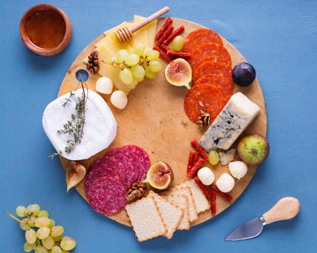 Variedad de sabrosos aperitivos en una tabla de madera.