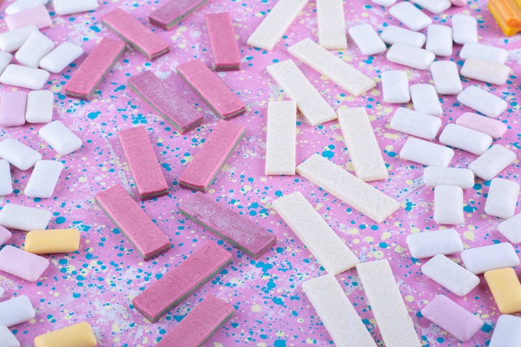 Foto gratuito variedad de tabletas de chicle esparcidas sobre una superficie colorida