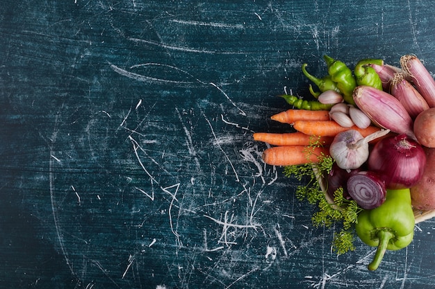 Variedad de verduras aisladas en el cuadro azul del lado derecho.