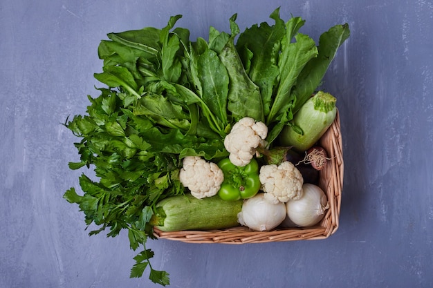 Variedad de verduras en azul