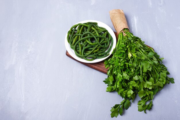 Variedad de verduras en azul