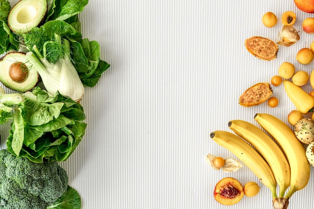 Una variedad de verduras y frutas frescas sobre un fondo blanco plano